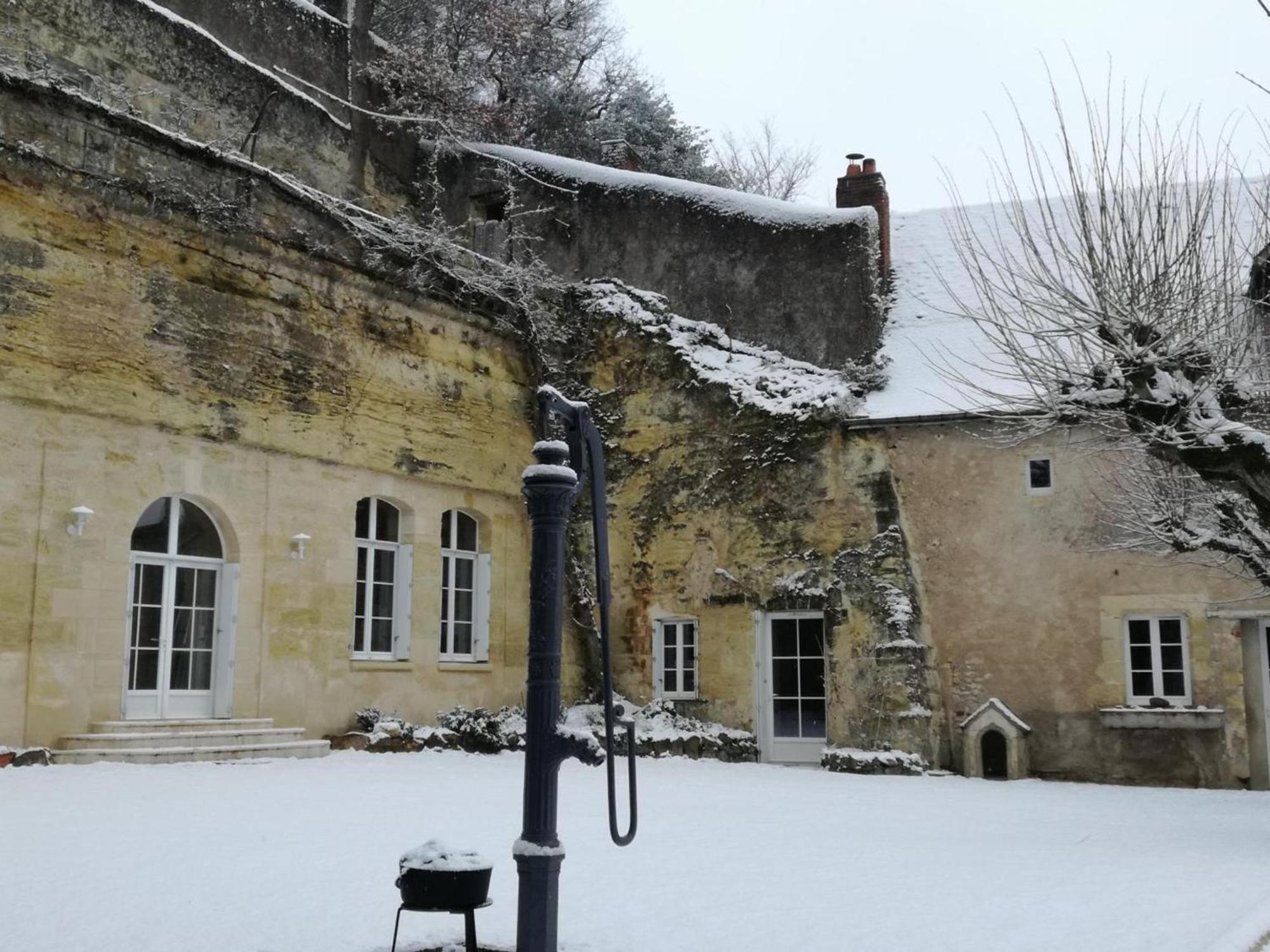 Maison Troglodyte Elegante Avec Spa, Salle De Jeux Et Jardin Clos A Vouvray - Fr-1-381-87 Exterior foto